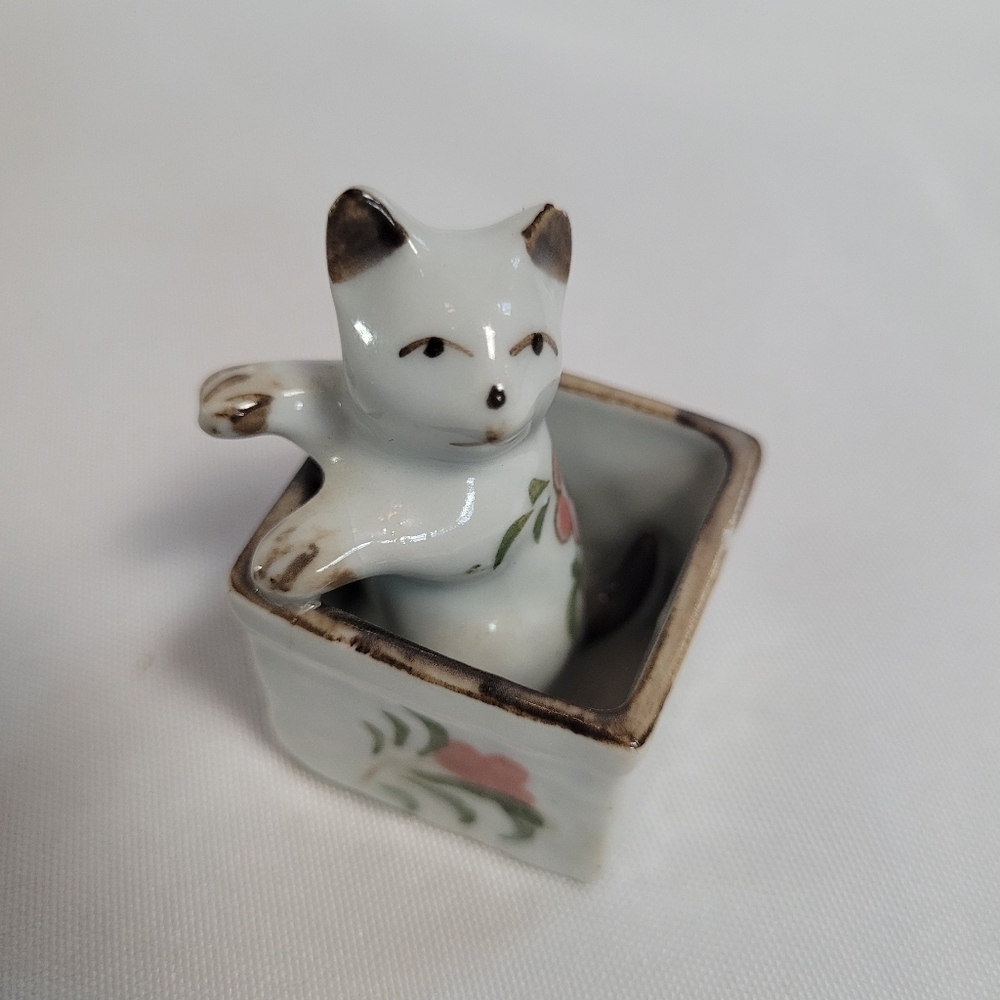 Vintage Porcelain White Cat Kitten Sitting In Box Thailand